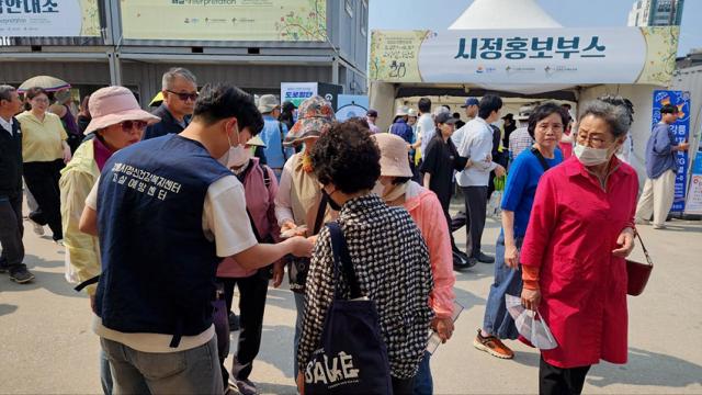 NSP통신-강릉시 보건소가 강릉단오제를 방문한 시민들과 관광객들을 대상으로 정신건강 인식개선 캠페인을 진행하고 있는 모습. (사진 = 강릉시)