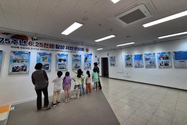 NSP통신-시흥시장곡종합사회복지관 6월 호국·보훈의 달 기념 복도갤러리 특별 사진 전시회 전경. (사진 = 시흥시)
