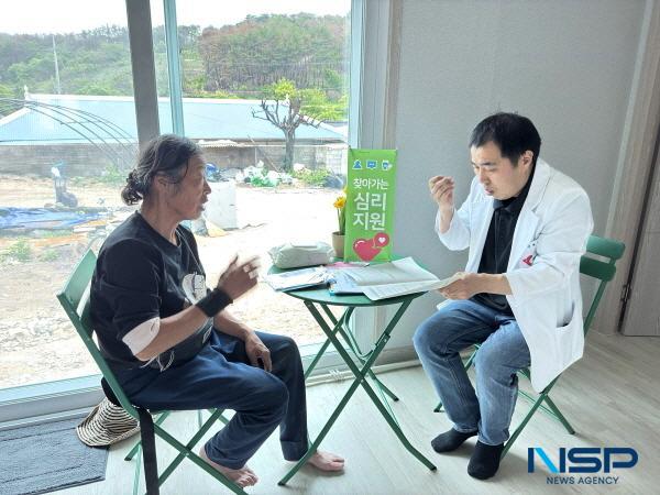 NSP통신-영덕군보건소는 재난 트라우마 극복을 위한 전담팀을 구성해 산불 피해로 임시 조립주택에 입주한 주민들에게 심리상담과 건강 돌봄 서비스를 제공한다. (사진 = 영덕군)