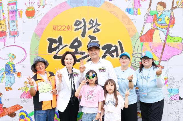 NSP통신-왕송호수공원 일원에서 열린 제22회 의왕단오축제에서 김성제 의왕시장이 시민들과 기념촬영을 하고 있다. (사진 = 의왕시)