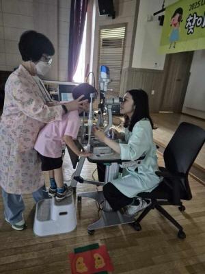 NSP통신-영양군 보건소는 2일 한국실명예방재단과 함께 영양군 종합복지회관 강당에서 취학 전 어린이 무료 안과검진을 실시했다. (사진 = 영양군)