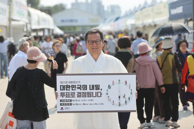 NSP통신-김홍규 강릉시장이 대선 투표 참여를 독려하고 있는 모습. (사진 = 강릉시)