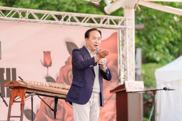 NSP통신-1일 이권재 오산시장이 오! 해피 장미 빛 축제 폐막식에서 인사말을 하는 모습. (사진 = 오산시)