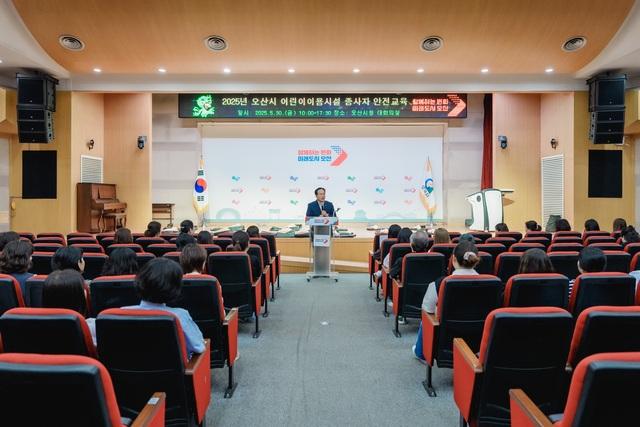 NSP통신-30일 이권재 오산시장(가운데)이 안전교육에서 발언을 하는 모습. (사진 = 오산시)
