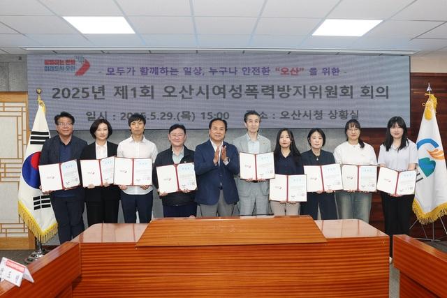 NSP통신-29일 이권재 오산시장(왼쪽 다섯번째)과 오산시여성폭력방지위원회가 기념촬영을 하는 모습. (사진 = 오산시)