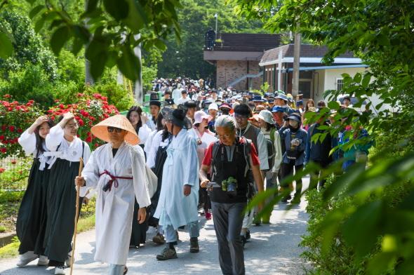 NSP통신-2025 영주 소백산철쭉제 프로그램 중 하나인 희방사역에서 죽령까지 죽령옛길 걷기행사가 열렸다. (사진 = 영주시)