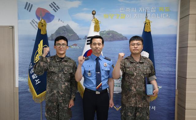 NSP통신-동해해양경철서 김환경 서장이 테트라포드 사고를 예방한 김건영 중사에게 표창장을 수여한 모습. (사진 = 동해해경)