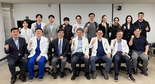 NSP통신-28일 박춘근 윌스기념병원장(앞 줄 가운데)와 컨퍼런스 참석자들이 기념촬영을 하는 모습. (사진 = 윌스기념병원 수원)