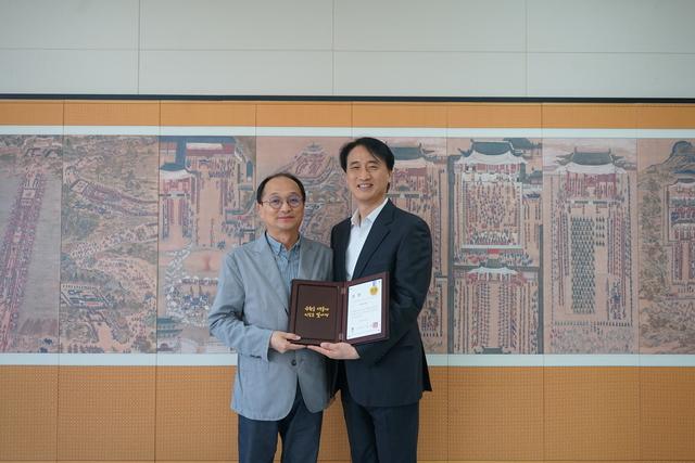 NSP통신-오영균 수원문화재단 대표(오른쪽)와 최용진 문화예술부장이 적극행정 최우수 사례 선정 후 기념촬영을 하는 모습. (사진 = 수원문화재단)