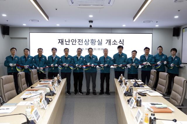 NSP통신-황상하 사장(왼쪽 일곱 번째)을 비롯한 SH공사 관계자들이 스마트 재난안전 관리 시스템 구축을 기념해 테이프를 자르고 있다. (사진 = 서울주택도시공사)