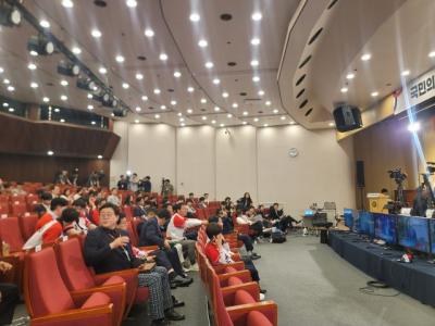 [NSP PHOTO]국힘, 지역 개표 결과 따라 침묵·박수…민주당, 환호성 터져나와