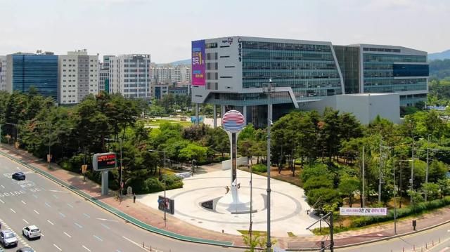 NSP통신-성남시 중원구 여수동 시청공원(여수·성남대로 교차로 쪽) 내에 설치한 현충탑 전경(드론 촬영분). (사진 = 성남시)