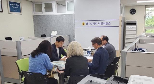 NSP통신-유영일 의원이 2일 의회 안양상담소에서 도 기후환경에너지국 관계자들과 함께 다회용기 지원·에너지 신사업 관련 면담을 하고 있다. (사진 = 경기도의회)