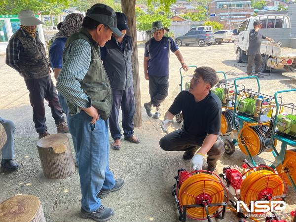 NSP통신-농업인을 대상으로 농작업 안전장비 배부 및 사용법을 교육하고 있다. (사진 = 여수시)