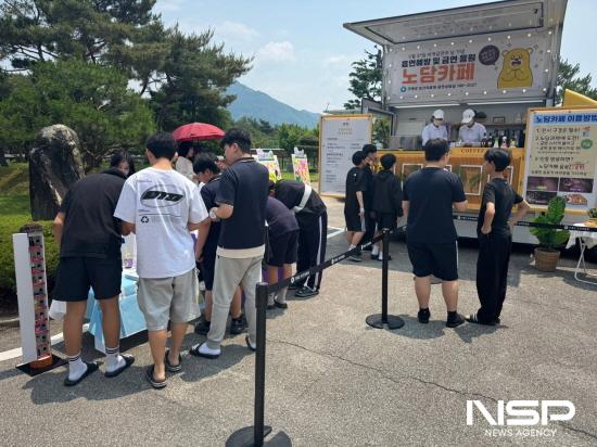 NSP통신-흡연 예방 캠페인과 노담 음료트럭 통해 음료 제공 (사진 = 구례군청)