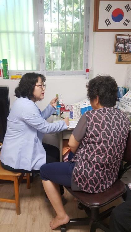 NSP통신-군포시가 어르신 건강관리를 위한 경로당 상비약품을 지원했다. 사진은 산본보건지소 어르신 건강관리 지원 모습. (사진 = 군포시)