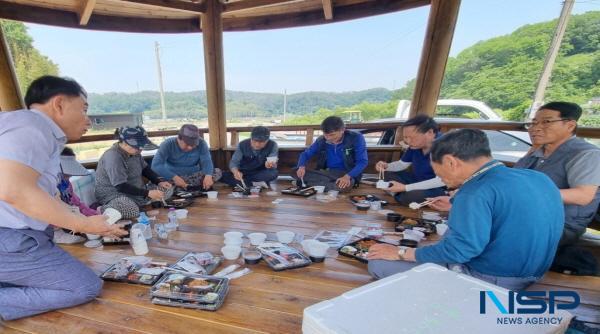 NSP통신-한국수력원자력 월성원자력본부는 지난달 26일부터 6월 2일까지 본격적인 모내기 철을 맞아서 끼니를 거르기 쉬운 동경주 3개읍·면(감포읍·문무대왕면·양남면) 농민들을 위해 도시락과 간식을 직접 배달하는 뜻깊은 시간을 가졌다. (사진 = 월성원자력본부)