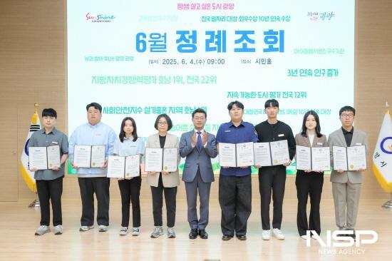 NSP통신-시정 발전 유공자 표창 수여 기념 찰영 (사진 = 광양시청)