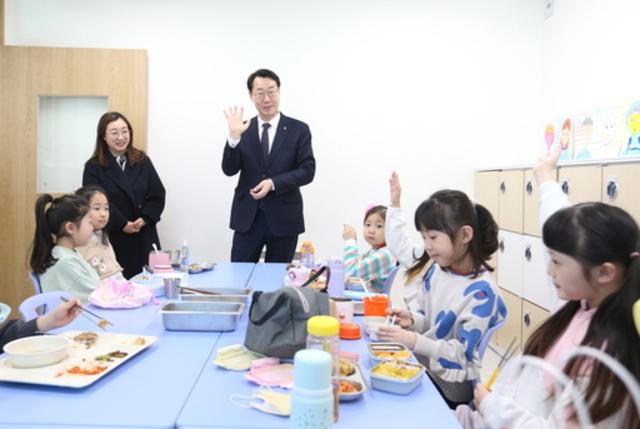 NSP통신-정명근 화성시장(가운데)이 다함께 돌봄센터에 방문해 돌봄현장을 점검하고 있다. (사진 = 화성시)