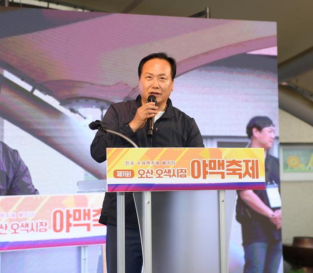 NSP통신-이권재 오산시장이 야맥축제에서 인사말을 하고 있다. (사진 = 오산시)