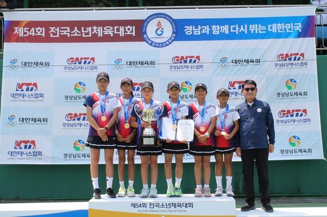 NSP통신-오산시 선수들이 수상 후 기념촬영을 하고 있다. (사진 = 오산시)