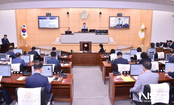 NSP통신-여수시의회 제246회 정례회에서 백인숙 의장이 회의를 진행하고 있다. (사진 = 여수시의회)