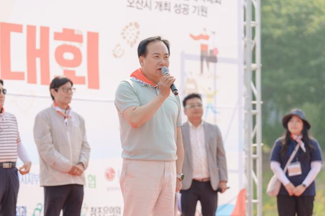 NSP통신-1일 이권재 오산시장이 걷기대회에서 인사말을 하는 모습. (사진 = 오산시)