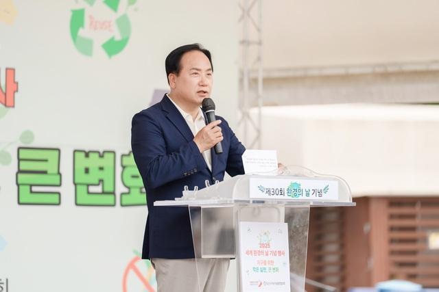NSP통신-31일 이권재 오산시장이 환경의 날 기념 행사에서 인사말을 하는 모습. (사진 = 오산시)