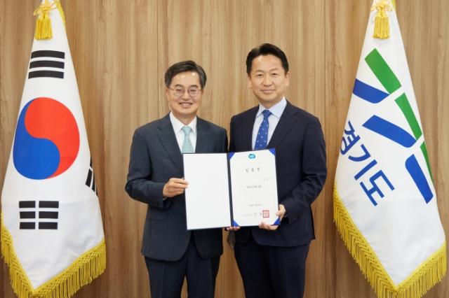 NSP통신-김동연 경기도지사가 고영인 경제부지사에게 임용장 수여 후 기념촬영을 하고 있다. (사진 = 경기도)
