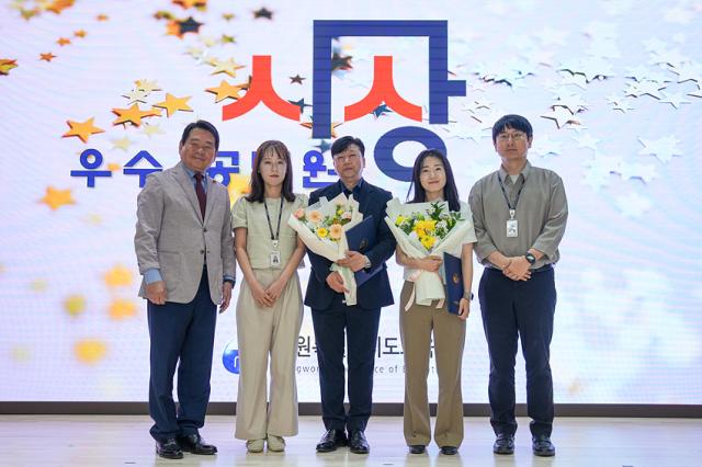 NSP통신-신경호 교육감이 예산 절감과 수입 증대에 기여한 직원에게 예산성과금을 지급한 모습. (사진 = 강원도교육청)