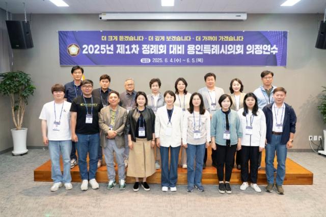 NSP통신-2025년 제1차 정례회 대비 용인특례시의회 의정연수 기념촬영 모습. (사진 = 용인특례시의회)
