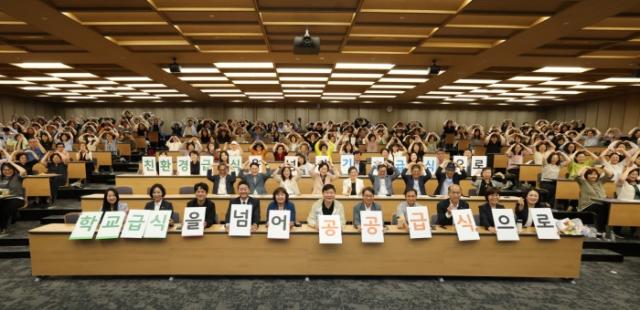 NSP통신-4일 오후 서울대 시흥캠퍼스에서 열린 시흥시 친환경 학교급식 페스타 기념식에서 김진경 경기도의장(앞 줄 왼쪽 네번째)을 비롯한 참석자들의 퍼포먼스 기념촬영 모습. (사진 = 김진경 의장실)