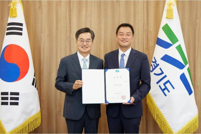NSP통신-김동연 경기도지사가 윤준호 정무수석에게 임용장 수여 후 기념촬영을 하고 있다. (사진 = 경기도)