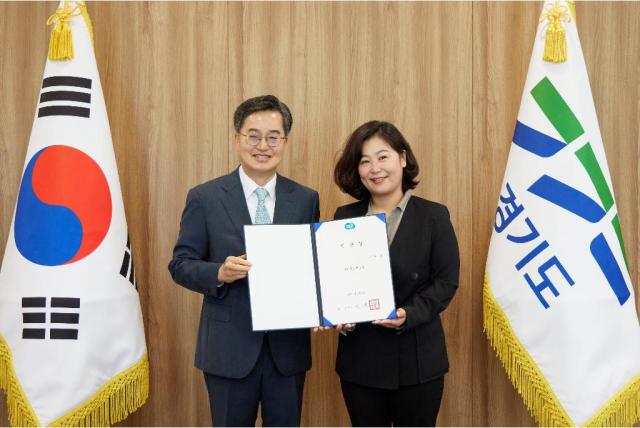NSP통신-김동연 경기도지사가 조혜진 비서실장에게 임용장 수여 후 기념촬영을 하고 있다. (사진 = 경기도)