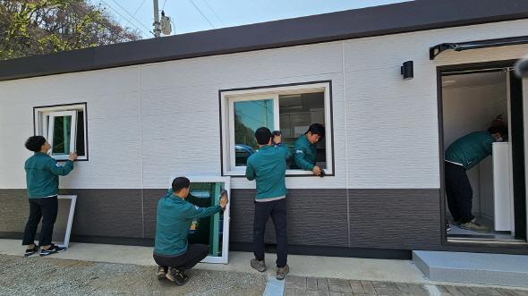 NSP통신-안동시 선진이동주택 입주민 불편 해결하는 현장기동대 운영, 안동시설관리공단 현장기동대 5명으로 구성, 시설물 유지관리 신고접수 및 처리 역할 수행 (사진 = 안동시)