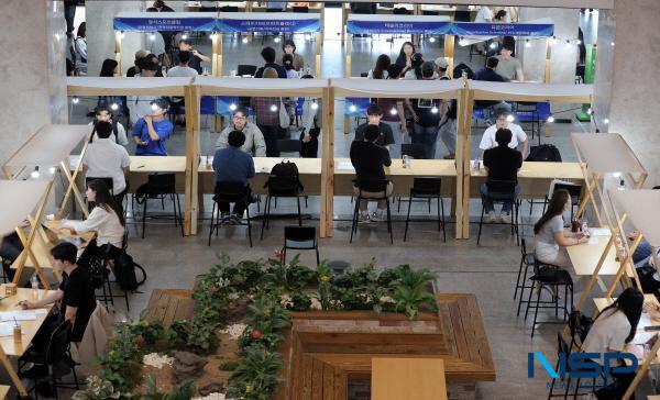 NSP통신-계명대학교는 재학생들의 진로 설정과 취업 역량 강화를 위해 2025학년도 1학기 현직자 만남의 날(Career Bridge Day)을 지난달 29일과 30일 2일간 성서캠퍼스 봉경관 1층 로비에서 개최했다. (사진 = 계명대학교)
