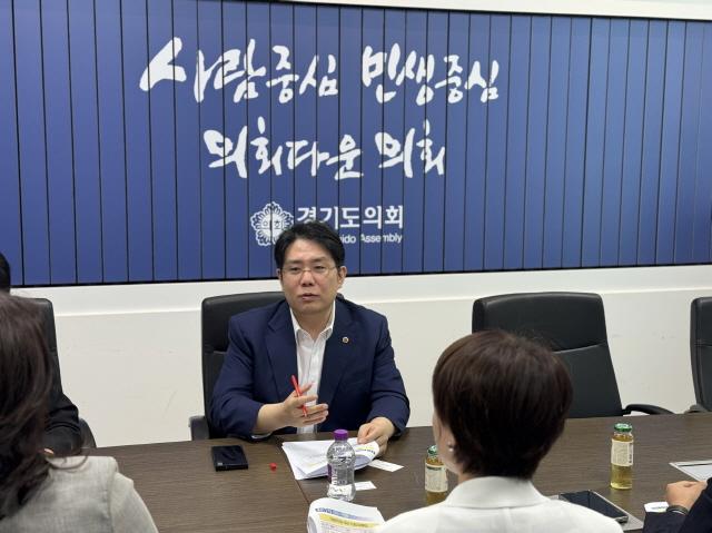 NSP통신-4일 김현석 경기도의원이 도의회 교육기획위원회 소회의실에서 과천지식3중 신설 업무 협의를 진행했다. (사진 = 경기도의회)