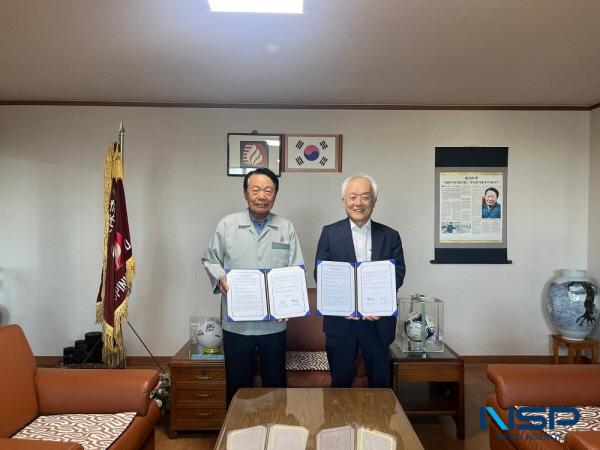 NSP통신-한국장학재단과 삼일방직이 4일 경북 경산시에 위치한 삼일방직 본사에서 고졸청년들의 고졸청년의 실무역량 강화와 산업 현장 연계를 위한 업무협약(MOU)을 체결했다. (사진 = 한국장학재단)
