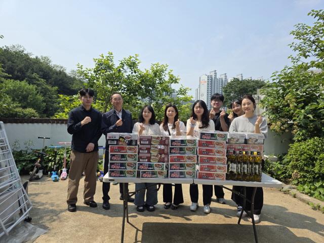 NSP통신-용인도시공사 직원들이 아동복지시설 하희의 집에 생필품을 기부하고 이웃사랑 실천 기념 사진촬영을 하고 있다. (사진 = 용인도시공사)