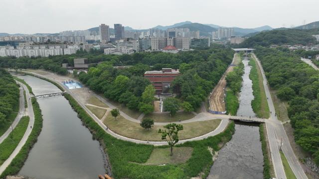 NSP통신-탄천과 동막천 합류 지점에 있는 성남 두물길 전경. (사진 = 성남시)