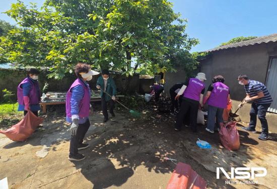 NSP통신-주택 내·외부 쓰레기 수거와 대대적인 청소 (사진 = 광양시청)