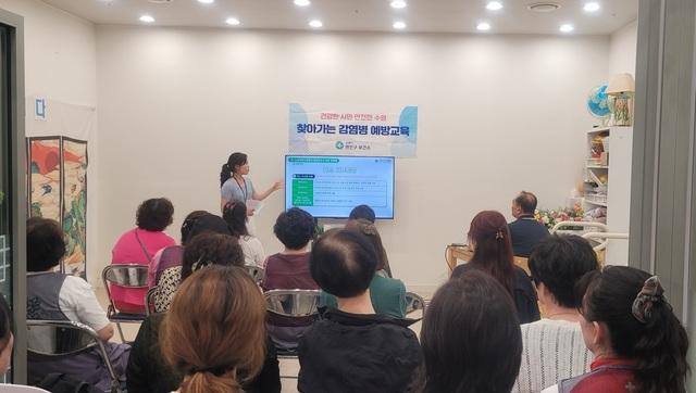NSP통신-수원시 권선구보건소 관계자가 감염병 예방교육을 하고 있다. (사진 = 수원시)