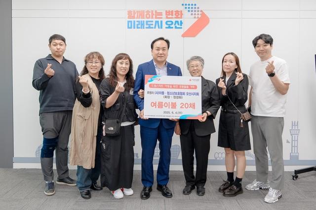 NSP통신-4일 이권재 오산시장(가운데)과 아동·청소년보호협회 오산시지회가 여름이불 전달식에서 기념촬영을 하는 모습. (사진 = 오산시)