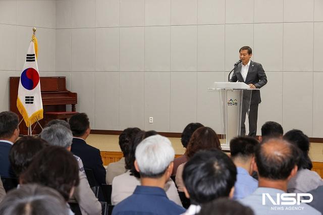 NSP통신-전춘성 군수가 첫 직원 만남의 날인 5일 대통령 선거업무와 산불 비상근무 등 주요 현안에 힘써준 직원들의 노고를 격려하고, 변화하는 행정 환경 속에서 적극적인 군정 추진을 당부하고 있다. (사진 = 진안군)