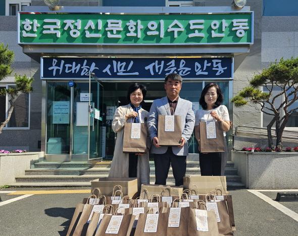 NSP통신-안동생강연구소는 서후면행정복지센터 전정에서 관내 국가유공자분들께 자사에서 정성껏 만든 건강식품을 전달하는 뜻깊은 기부 행사를 가졌다. (사진 = 안동시)