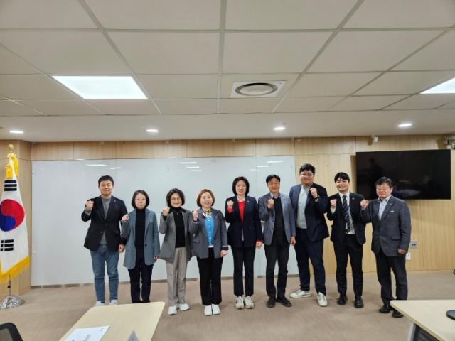 NSP통신-5일 경기도의회가 지방의회의 전문성과 역량 강화를 위해 도의회 의정연수원 설립 부지로 연천군을 최종 선정했다. 사진은 부지선정위원회 기념촬영 모습. (사진 = 경기도의회)
