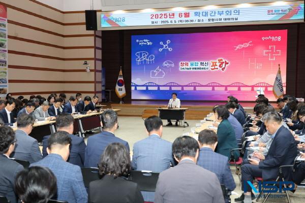 NSP통신-이강덕 포항시장은 5일 열린 확대간부회의에서 최근 경제 불안과 정치 지형 변화 속에서도 흔들림 없는 민생 중심 행정을 펼칠 것을 당부했다. (사진 = 포항시)