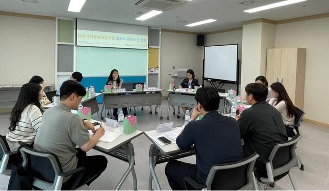 NSP통신-4일 화성시서부종합복지관에서 열린 이동복지관사업 실무자 네트워크 회의 모습. (사진 = 화성시)