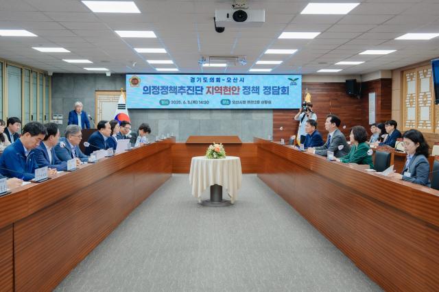 NSP통신-5일 이권재 오산시장(왼쪽 네번째)과 경기도의회 의정정책추진단이 정담회를 하고 있다. (사진 = 오산시)