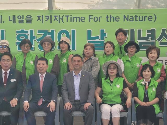 NSP통신-5일 구리시 장자호수공원 공연장에서 열린 구리시 제30회 환경의 날 기념행사에서 백현종 위원장(앞줄 가운데)이 참석자들과 기념촬영을 하고 있다. (사진 = 경기도의회)